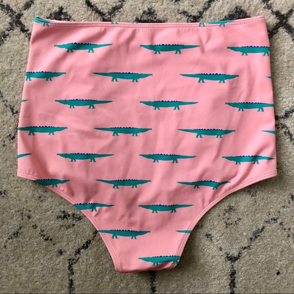 ❌🚫SOLD🚫❌  🐊 Alligators: Front Ruffled Bottoms. - Picture 2 of 3